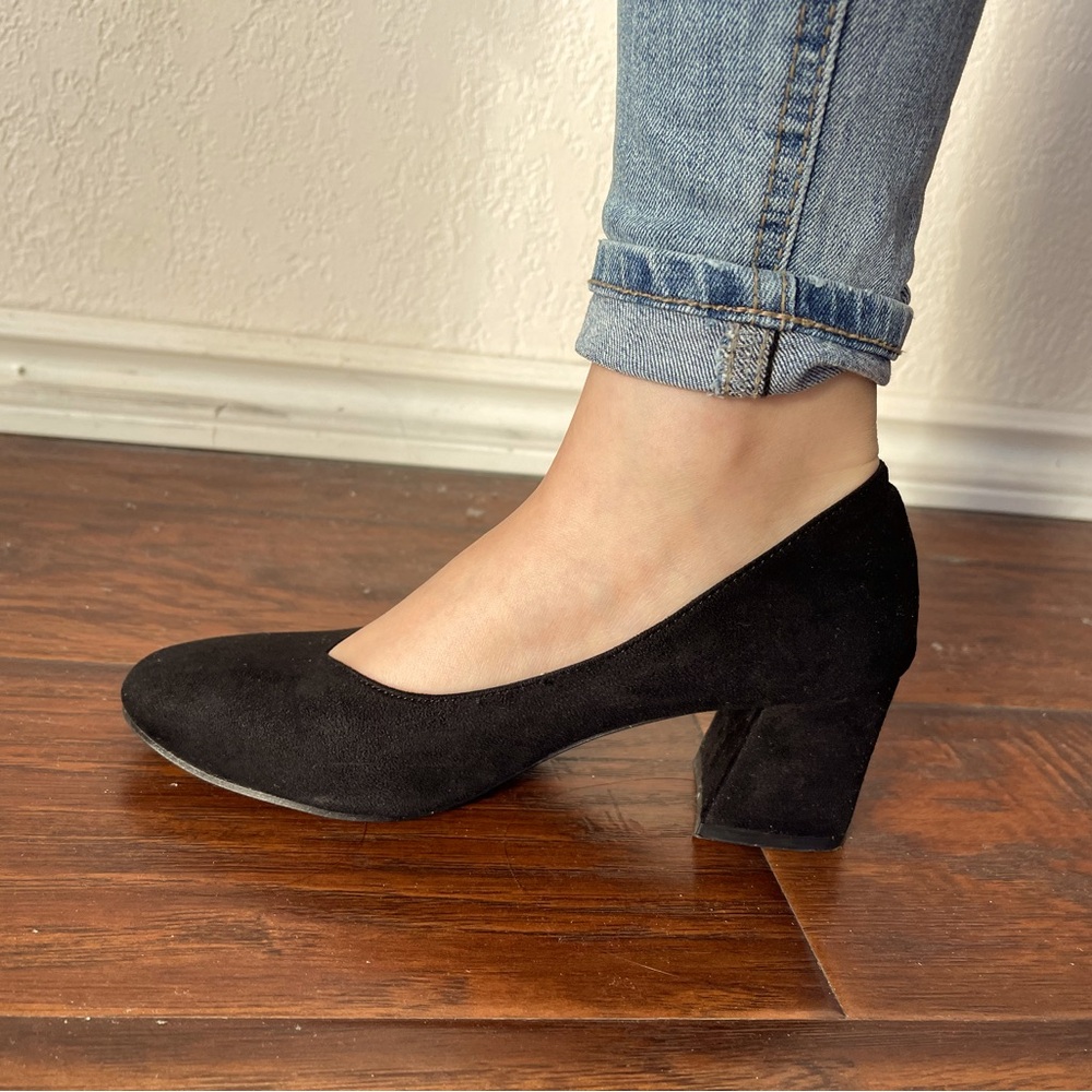 Quadriga Sophyia Por Plata black suede block heeled pumps